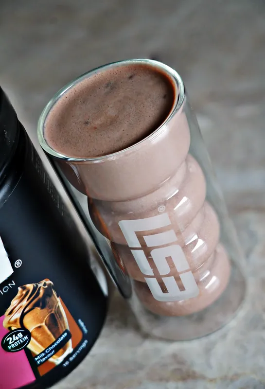ESN Designer Protein Extra Creamy – Milk Chocolate, como batido en un vaso