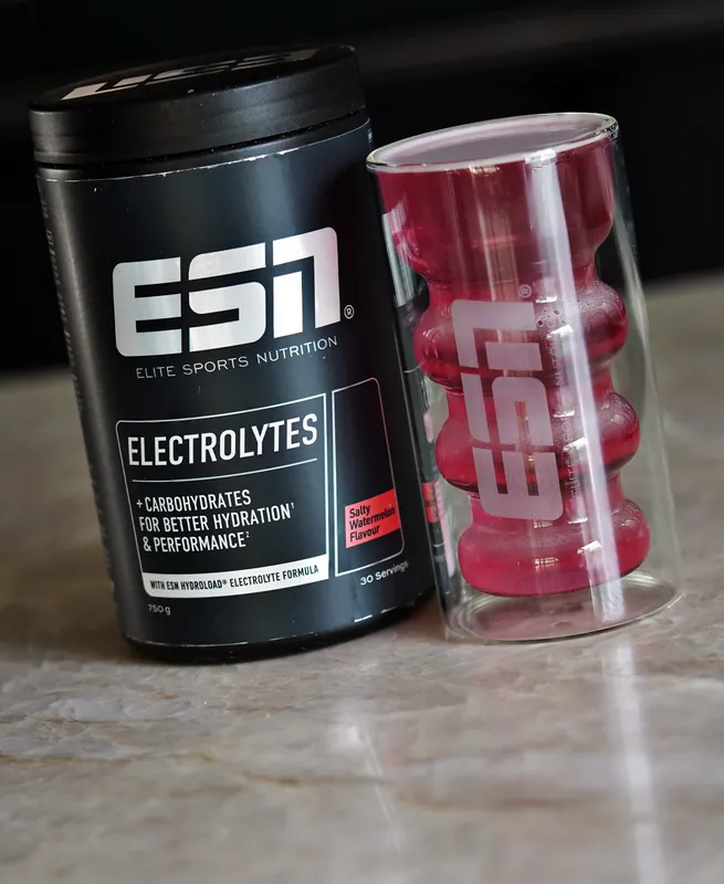 ESN HydroLoad Electrolytes – Salty Watermelon, con un vaso