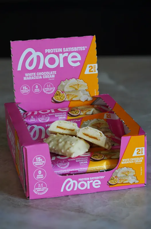More Protein Satisbites – White Chocolate Maracuja Cream, cortada