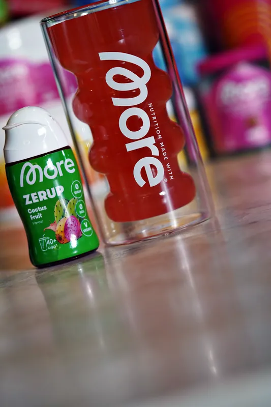 More Zerup – Cactus Fruit, con un vaso