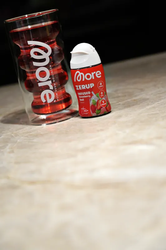 More Zerup – Infused Strawberry Basil, con un vaso