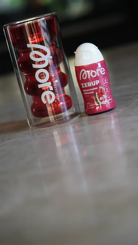 More Zerup – Watermelon Hibiscus, con un vaso